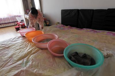 恭城楼上漏水，住户失联，小区没物管，业主维权难！律师来支招……